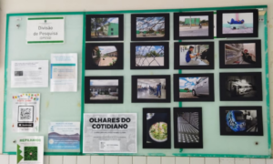 Foto do local em que as fotografias estão expostas.