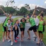 Alguns estudantes do Campus Caruaru estão na pista de arremesso de peso, reunidos para foto.
