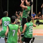 Foto de uma das partidas de basquete. O estudantes do Campus Caruaru está lançado a bola para a cesta, ao mesmo tempo em que a equipe adversária tenta impedir o lance.