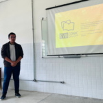 Estudante Eduardo Pinheiro durante apresentação do relatório de pesquisa.