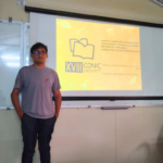 Estudante Valdenio Sousa durante apresentação do relatório de pesquisa.
