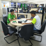 Estudante do Campus Caruaru em uma das partidas de xadrez, na biblioteca do Campus Recife.