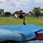 Estudante do Campus Caruaru durante salto, na modalidade salto em altura.