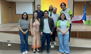 Estudantes e professores do Campus Caruaru em frente ao palco do auditório do Campus Pesqueira, local da cerimônia de abertura.