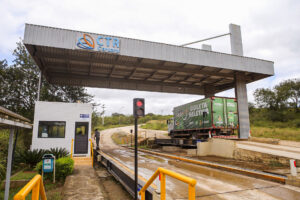 Caminhão da coleta seletiva chegando ao CTR.