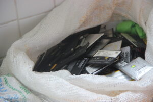Sacola com baterias para descarte.