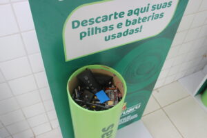Sacola com baterias para descarte.