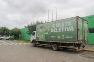 Caminhão da coletiva seletiva estacionado na entrada do Campus.
