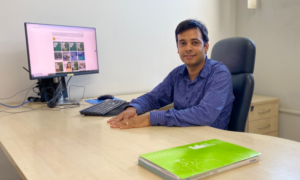 Foto mostra o diretor-geral do IFPE Caruaru, o professor Diniz Júnior, na estação de trabalho da direção-geral.